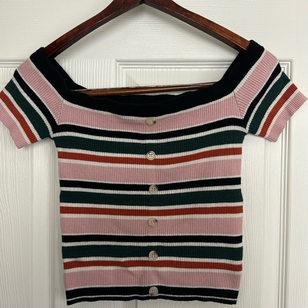 Off the shoulder lightweight shirt! Perfect for fall!